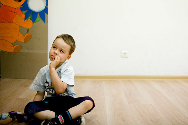 Chłopiec siedzący na podłodze
