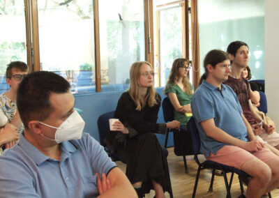 Zdjęcie siedzących osób, biorących udział w spotkaniu grupowym